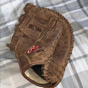 Men’s tan Rawlings first basemen mitt